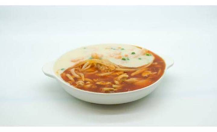 H5. Shrimp and Chicken Fried Rice Cream and Tomato Sauce 太極鴛鴦炒飯